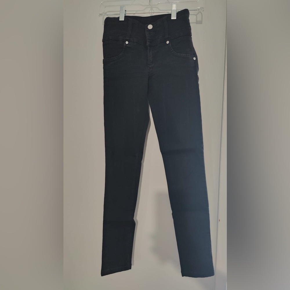 Sleek Black Skinny Jeans with Modern Fit